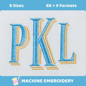 Peut inclure: Un motif de broderie présentant les lettres PKL en bleu clair avec un contour doré sur fond blanc. Le texte 6 Sizes et BX + 9 Formats apparaît en haut, et le texte MACHINE EMBROIDERY avec une icône de bobine est en bas.