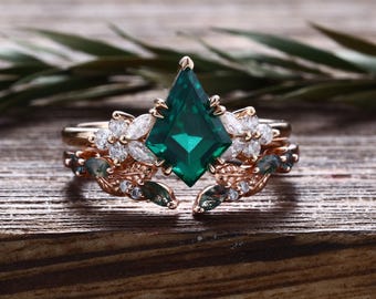 Conjunto de anillo de compromiso con esmeralda sintética talla cometa, moissanita en racimo, ágata musgosa y alejandrita sintética en oro rosa de 14 quilates.