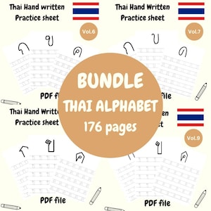 Könnte beinhalten: Ein Bündel von Thai-Alphabet-Übungsblättern. Das Bild zeigt mehrere Blätter mit thailändischen Schriftzeichen und Schreibanleitungen, zusammen mit thailändischen Flaggen und Bleistiften. Das Bündel ist mit "BUNDLE THAI ALPHABET 176 pages" beschriftet.