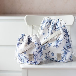 Projektväskor. Set med 2 Knitter-projektväskor. Stor och liten. Sommarblommor-kollektion. Mönster med blå blommor.