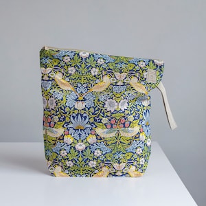 Project Bag with zipper. William Morris Strawberry Thief print.