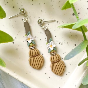 Bloemenheksenbezemoorbellen: Halloween-sieraden van polymeerklei