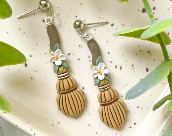 Pendientes florales de escoba de bruja: joyería de Halloween de arcilla polimérica