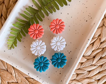 Brincos artesanais de argila polimérica com três margaridas – Joias marcantes para o verão