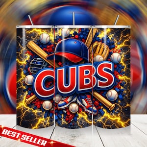 Puede incluir: Un juego de tres vasos de acero inoxidable con temática de béisbol. El diseño incluye la palabra "CUBS" en rojo y azul, pelotas de béisbol, bates, una gorra y rayos. Los vasos tienen una pancarta de "BEST SELLER".