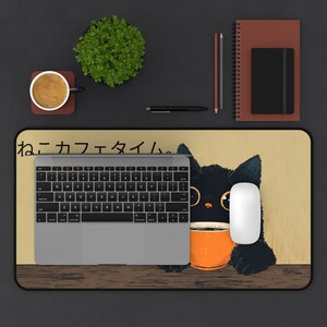 Podkładka na biurko Kawaii z czarnym kotem: wzór kawy w stylu anime zdjęcie 9