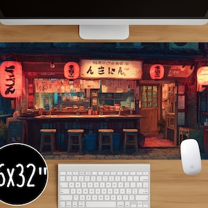 Könnte beinhalten: Rechteckiges Mauspad mit einer japanischen Ramen-Shop-Szene. Das Pad misst 40,6 x 81,3 cm und zeigt eine detaillierte Illustration eines Restaurants mit roten Laternen, Holzstühlen und einem Schild auf Japanisch.