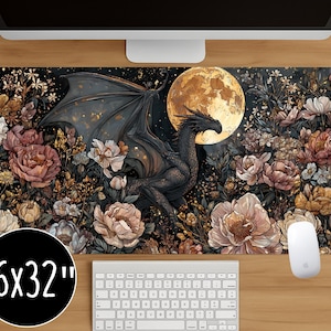 Puede incluir: Alfombrilla de escritorio decorativa con un dragón negro con alas extendidas, sobre un fondo de luna llena y jardín floral. La alfombrilla mide 40.6 x 81.3 cm y tiene un borde negro. El diseño incorpora tonos de negro, marrón y crema.