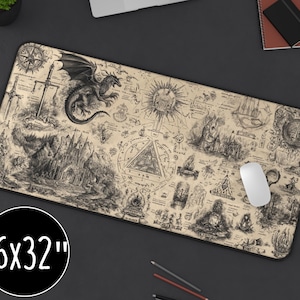 Puede incluir: Una alfombrilla de ratón rectangular grande, de 40.6 x 81.3 cm, presenta una ilustración detallada de estilo vintage. El diseño incluye un dragón, un castillo, una brújula y varios símbolos sobre un fondo similar al pergamino. Un ratón de ordenador blanco descansa sobre la alfombrilla.