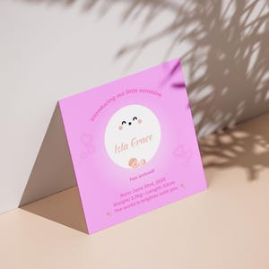 Het is een meisje! Roze geboortekaartje baby – bewerkbare digitale kaart van 5 x 5 inch (PNG, pdf + Canva Link)