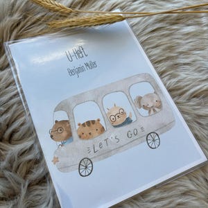 Personalisierte U-Heft Hülle “Let’s Go” – Schutzhülle mit Tier-Bus Motiv – Geschenk zur Geburt – Untersuchungsheft für Kinder