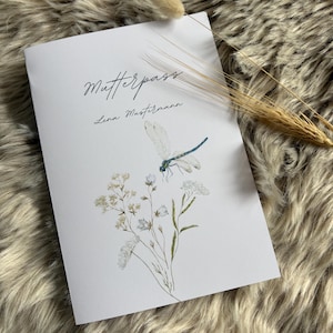 Mutterpass Einleger personalisiert – zartes Naturmotiv mit Libelle & Wildblumen | Geschenk für Schwangere