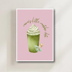 Matcha Baby Poster – Mom’s Little Matcha Date – Süßes Babyzimmer Deko Print – Rosa Wandbild mit Schnuller & Matcha – Geschenk für Mamas