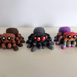 Puede incluir: Una taza de cerámica blanca con un asa negra y el texto "But First, Coffee" en negrita negra. La taza está sobre una superficie blanca. La taza mide 10 cm de alto.