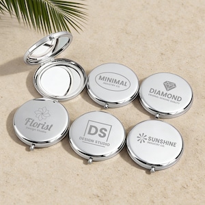 以下が含まれることがあります： 銀色のコンパクトミラーのコレクション。一部は開いて鏡が見える。各ミラーには、"MINIMAL INDUSTRY CO"、"DIAMOND ORIGINAL GENUINE QUALITY"、"Florist Design Studio"、"DS DESIGN STUDIO"、"SUNSHINE INDUSTRY CO"などの異なるロゴやテキストが表示されている。