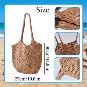 Op de afbeelding: Een beige gehaakte tas met een open breipatroon en twee schouderbanden. De tas is 30 cm hoog en 27 cm breed. Drie kleine ingevoegde afbeeldingen tonen de textuur en de constructie van de tas in detail vanuit verschillende hoeken.