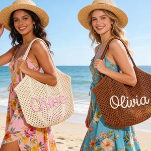 Op de afbeelding: Twee gehaakte tote bags met een open weefstructuur. De ene tas is cr&egrave;mekleurig met de naam Chloe in roze schrijfletters, de andere is bruin met de naam Olivia in witte schrijfletters. Beide tassen zijn voorzien van twee schouderbanden.