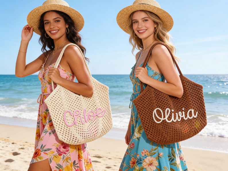 Op de afbeelding: Twee gehaakte tote bags met een open weefstructuur. De ene tas is cr&egrave;mekleurig met de naam Chloe in roze schrijfletters, de andere is bruin met de naam Olivia in witte schrijfletters. Beide tassen zijn voorzien van twee schouderbanden.
