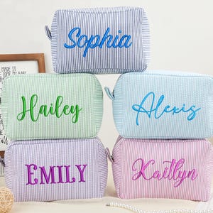 Bestickte Make-up-Tasche, Personalisierte Seersucker-Make-up-Tasche, Kosmetiktasche mit großer Kapazität, Brautjungfergeschenke, Make-up-Veranstalter, Brautpartygeschenk