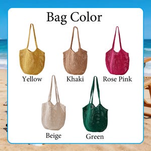 Op de afbeelding: Vijf gehaakte tote bags met twee schouderbanden in een raster geplaatst. De tassen zijn gelabeld op kleur: geel, kaki, roze, beige en groen. Elke tas heeft een open breipatroon en een afgeronde vorm tegen een witte achtergrond.