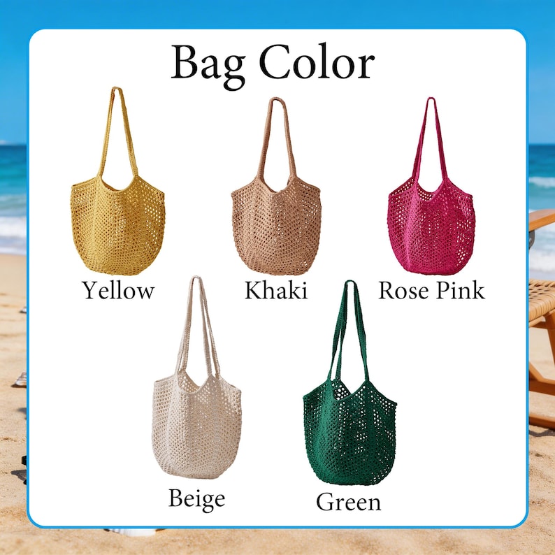 Op de afbeelding: Vijf gehaakte tote bags met twee schouderbanden in een raster geplaatst. De tassen zijn gelabeld op kleur: geel, kaki, roze, beige en groen. Elke tas heeft een open breipatroon en een afgeronde vorm tegen een witte achtergrond.