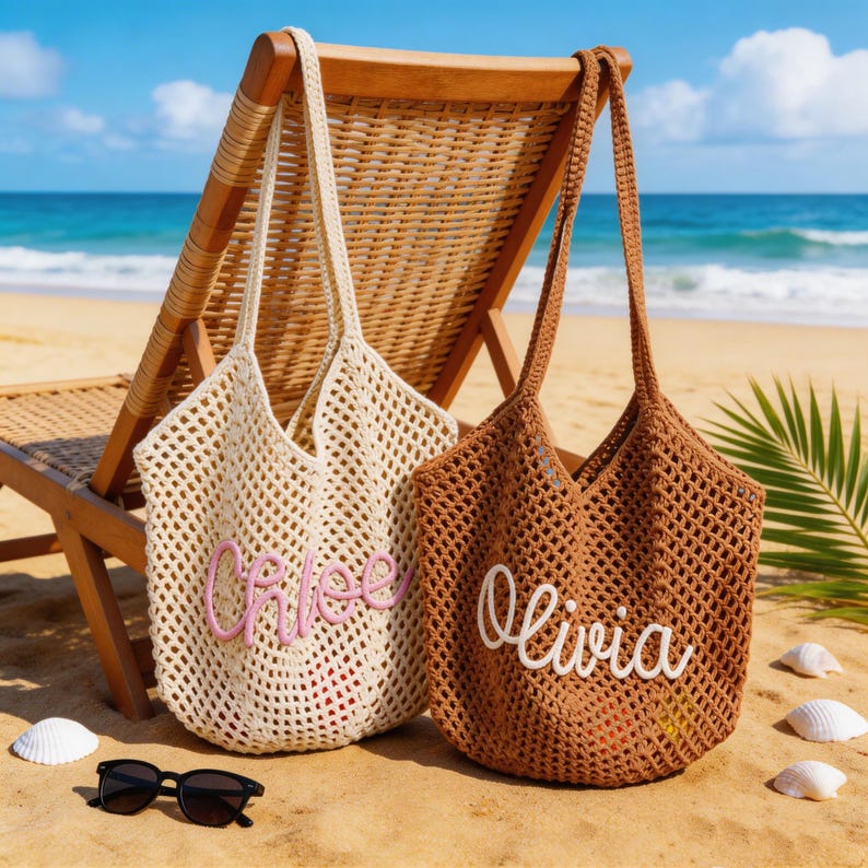 Op de afbeelding: Twee gehaakte tote bags met open netpatronen. De cr&egrave;mekleurige tas heeft de naam Chloe in roze schrijfletters, terwijl de bruine tas de naam Olivia in witte schrijfletters toont. Beide tassen hebben lange schouderbanden en een flexibele structuur.