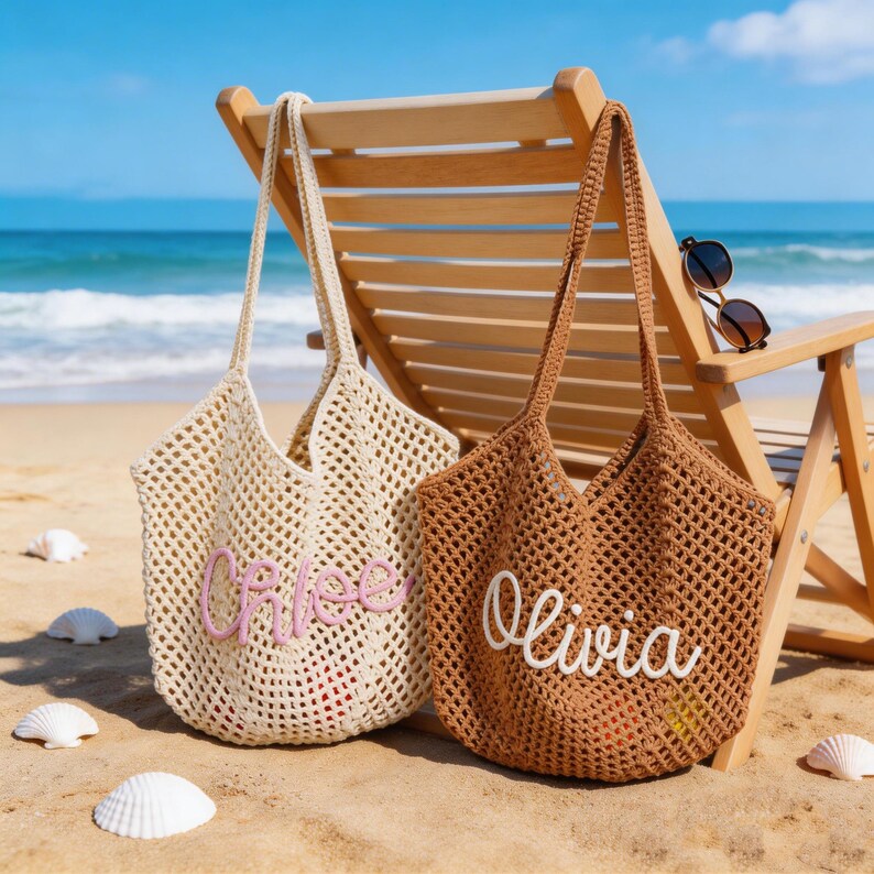 Op de afbeelding: Twee gehaakte tote bags met open netpatronen. De cr&egrave;mekleurige tas is voorzien van de naam Chloe in roze schrift, terwijl de bruine tas de naam Olivia in wit schrift toont. Beide tassen hebben lange schouderbanden van garen.