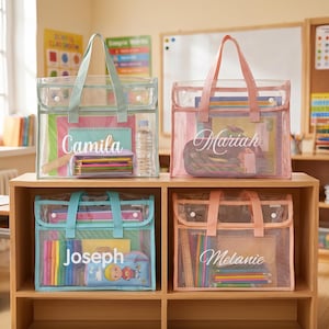 Peut inclure: Sacs fourre-tout transparents avec des poignées colorées et des noms personnalisés. Les sacs sont remplis de fournitures scolaires comme des cahiers, des crayons et des règles. Les noms "Camila", "Mariah", "Joseph" et "Melanie" sont imprimés.