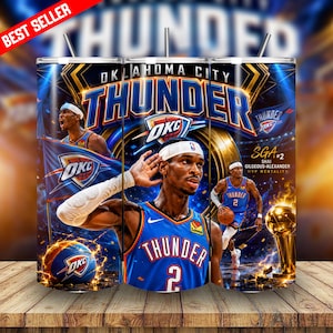 Può includere: Un bicchiere in acciaio inossidabile con la squadra di basket degli Oklahoma City Thunder. Il design include immagini di giocatori, il logo della squadra e le parole "Thunder" e "OKC" in blu e arancione. Il bicchiere ha un adesivo "Più venduto".
