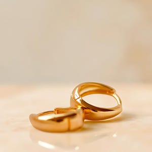 Minimalist Gold Huggie Hoop Earrings • Dainty 14K Gold Huggie Earrings • Minimalist Look • Bridesmaid Gift • Girlfriend Gift • MGH02