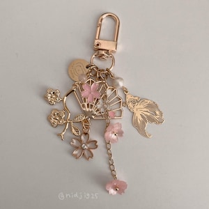 Goldener Sakura-Schlüsselanhänger | Kirschblüten Japanische Kawaii Blumenherz Perlen handgemachter Schlüsselanhänger Süßer Schlüsselanhänger Geschenk für sie Rosa Rucksacktasche