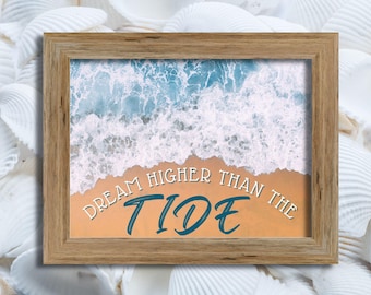 Arte de pared imprimible con frase "Sueña más alto que la marea" / Cita de playa / Decoración costera para el hogar