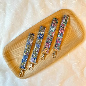 Porte-clés / cordon / porte-carte d'identité motif floral bleu et rose pour le poignet