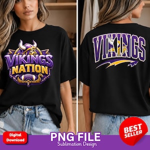 Peut inclure: Un t-shirt noir avec un motif sur le devant et le dos. Le devant affiche un logo Vikings Nation violet et doré avec un personnage casqué et un ballon de football. Le dos présente le mot Vikings en grandes lettres violettes à contour doré.