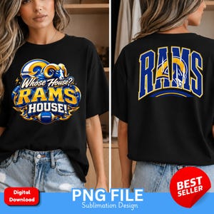 Puede incluir: Una camiseta negra con un diseño gráfico que muestra una cabeza de carnero azul y amarilla, un balón de fútbol americano y el texto Whose House? RAMS HOUSE! al frente, y la palabra RAMS en letras grandes azules y amarillas con un carnero atrás.