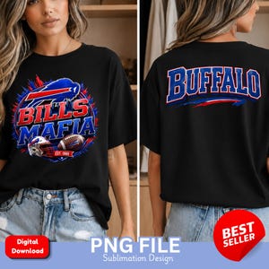Puede incluir: Una camiseta negra con un gráfico frontal que incluye un logo de búfalo azul, un casco de fútbol americano, un balón y el texto Bills Mafia Est. 1960. La parte posterior de la camiseta muestra la palabra Buffalo en letras grandes azules y blancas.