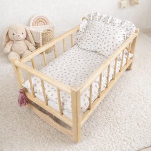 Cuna mecedora de madera para muñecas con ropa de cama, cama de juguete de madera natural hecha a mano, muebles Montessori para guardería de muñecas.