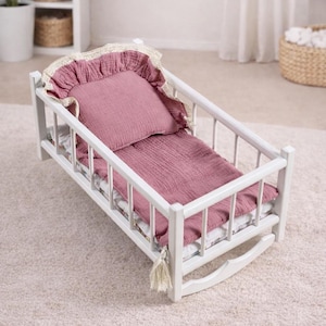 Grote witte houten poppenwieg met mousseline beddengoed, handgemaakt ecologisch speelgoedcadeau