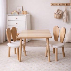 Houten kindertafel en 2 konijnenstoeltjes, Montessori peutermeubels, decoratie voor de babykamer, stoeltjes met konijnenoortjes, kindertafelset, handgemaakt