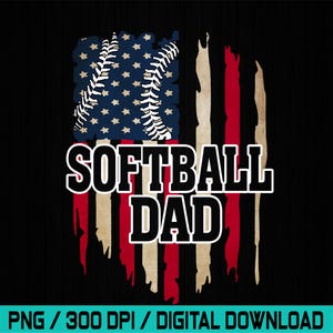Op de afbeelding: Een grafisch ontwerp met een softbal en de tekst "SOFTBALL DAD" over een versleten Amerikaans vlagontwerp. De vlag heeft blauwe sterren, rode en witte strepen en een softbalafbeelding.