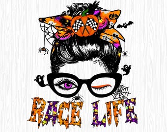 Puede incluir: Gráfico digital de una mujer con cabello negro, gafas y un ojo guiñado. Lleva una diadema con temática de Halloween con una calabaza y banderas a cuadros. Las palabras "RACE LIFE" están en naranja y morado, con motivos de Halloween.