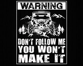 Könnte beinhalten: Schwarzes Grafikdesign mit dem Text "WARNING DON'T FOLLOW ME YOU WON'T MAKE IT". Das Design beinhaltet ein weißes Geländefahrzeug, Berge und Bäume.