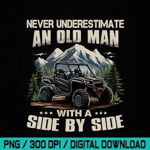 Puede incluir: Diseño gráfico negro con un vehículo todoterreno lado a lado y el texto "NEVER UNDERESTIMATE AN OLD MAN WITH A SIDE BY SIDE" arriba y abajo del vehículo. El fondo incluye montañas y árboles.