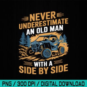 Könnte beinhalten: Ein Grafikdesign auf schwarzem Hintergrund mit einem blauen Side-by-Side-Geländefahrzeug in einer Waldumgebung. Der Text lautet NEVER UNDERESTIMATE AN OLD MAN WITH A SIDE BY SIDE. Das Design verwendet orange, blaue und weiße Farben.