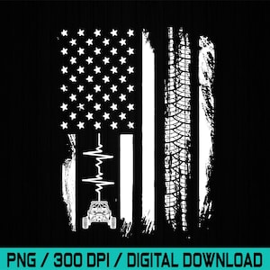 Puede incluir: Un diseño gráfico en blanco y negro que presenta una bandera estadounidense con una línea de latidos y un vehículo todoterreno. El diseño incluye huellas de neumáticos y el texto "PNG / 300 DPI / DIGITAL DOWNLOAD".