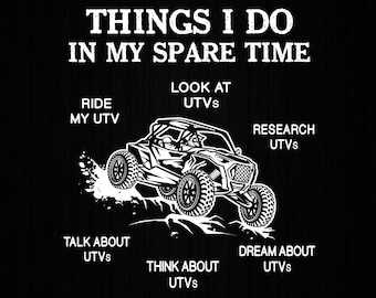 Könnte beinhalten: Schwarzes Grafikdesign mit weißem Text und einer UTV-Illustration. Der Text lautet "THINGS I DO IN MY SPARE TIME" mit Sätzen wie "RIDE MY UTV" und "DREAM ABOUT UTVS". Der untere Text lautet "PNG / 300 DPI / DIGITAL DOWNLOAD".