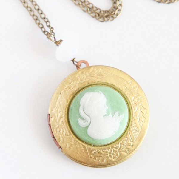 Green Goddess Necklace - vintage