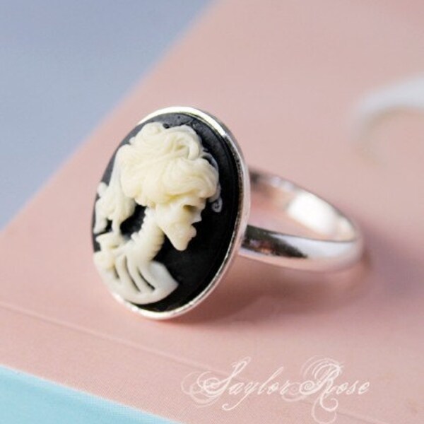 SMALL SKELETON CAMEO RING