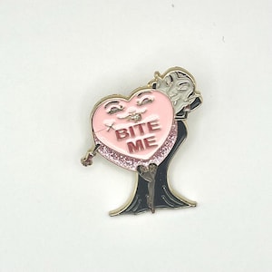 BITE ME, soft emaille Pin mit Glitzer!