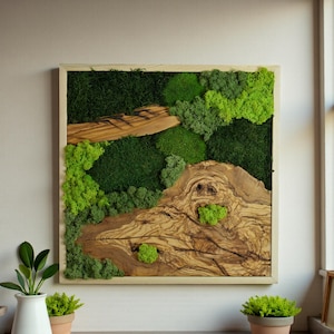 Puede incluir: Obra de arte mural cuadrada con marco de madera que presenta un diseño natural de musgo y madera. La obra de arte incorpora varios tonos de musgo verde y secciones de madera marrón claro, creando una estética natural y texturizada. El marco es de madera clara.